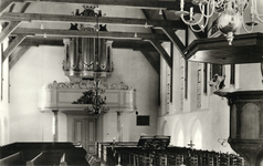 8053 Interieur van de N.H.-Kerk te Benschop: kerkzaal met orgel en preekstoel.